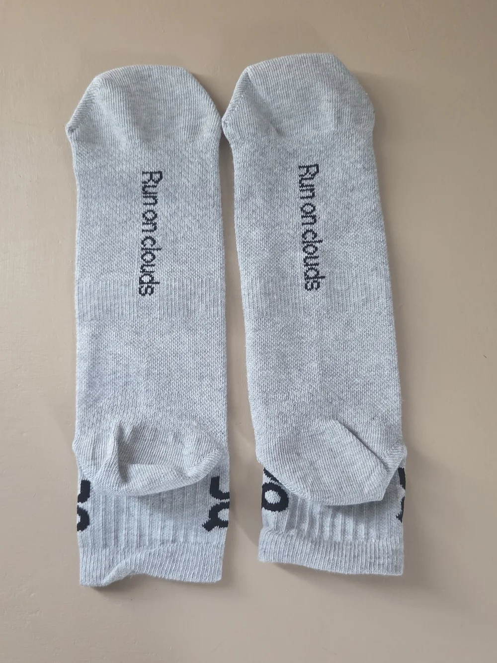 On Running Light Gray Low-Cut Athletic Socks